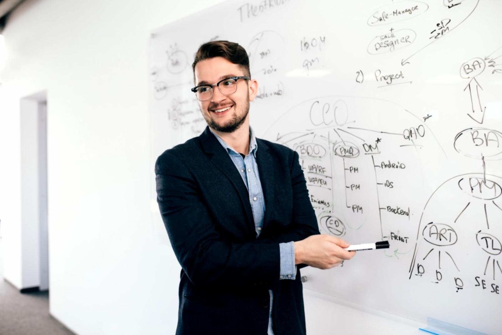 Membres de la communauté d'apprentissage collaborant sur un projet d'analyse financière