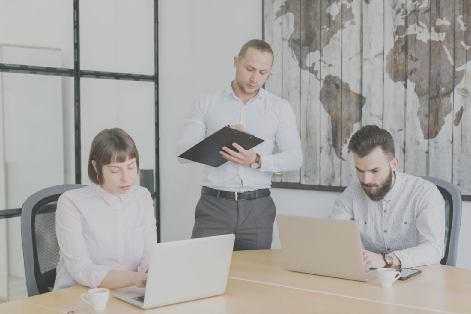 Environnement d'apprentissage moderne avec espaces collaboratifs pour la formation en investissements alternatifs